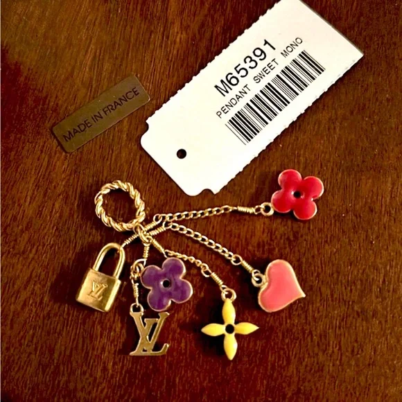 Louis Vuitton M65391
Pandantif Sweet Monogram bag charm
Like new condition - Picture 2 of 5